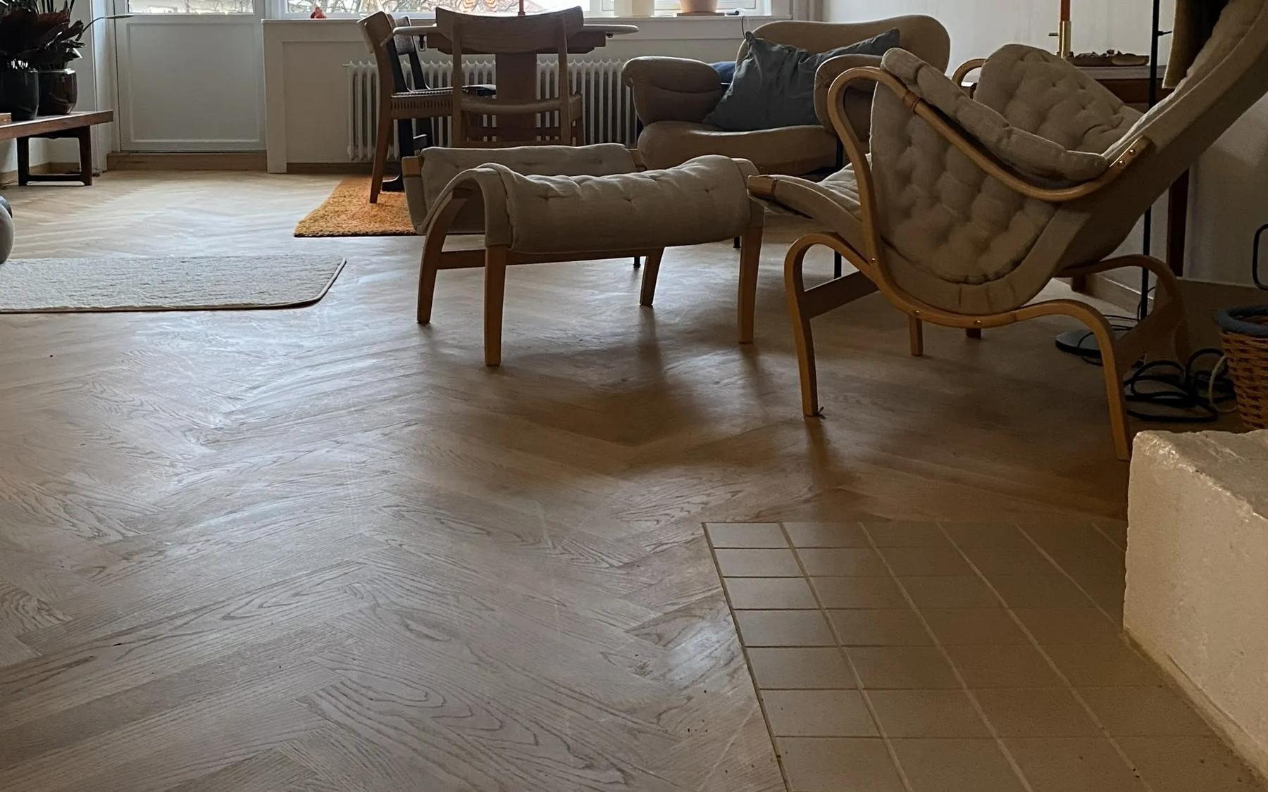 Stue med fiskebeinparkett etter totalrenovering på Majorstuen